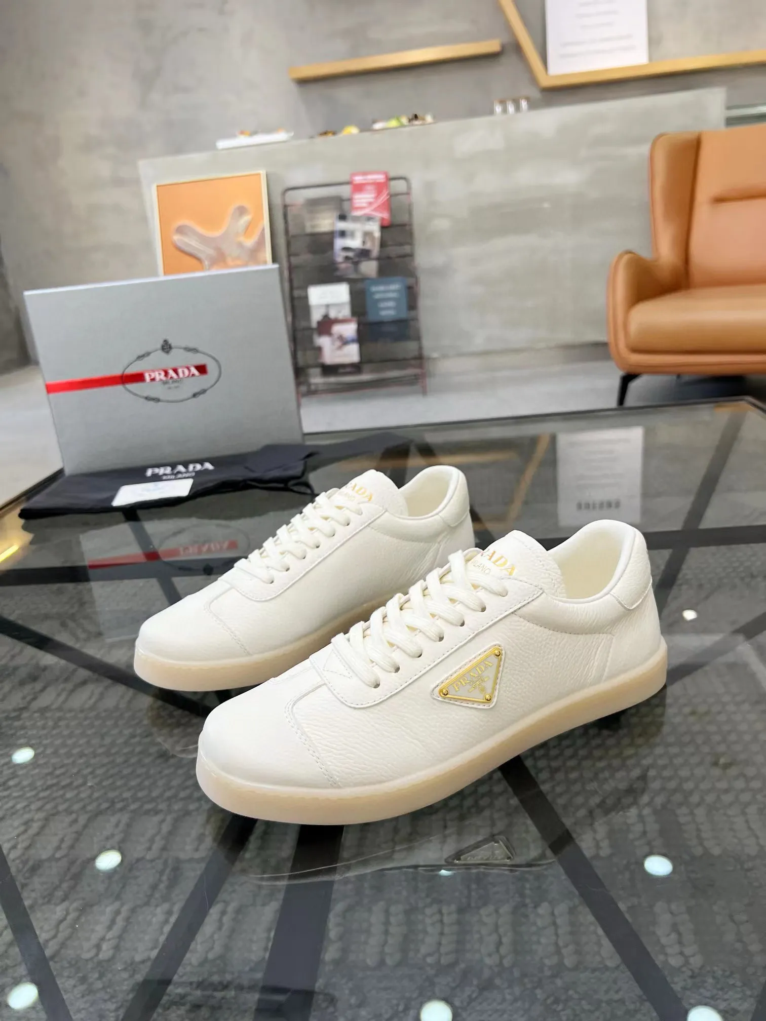 Factory price: 400💰Prada new men's leather sports shoes, the highest version on the market, any comparison is welcome🆚! The original leather has excellent texture and is super high-end! Fetal sheep net lining imported from Italy, removable pad! Luxurious materials and fine workmanship, highly recommended! Code number: 38-44, customized 45